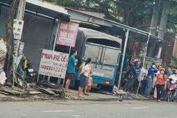 Tin tức trong ngày - Xe tải lao vào nhà dân sau va chạm với ô tô chở công nhân khiến 2 người tử vong