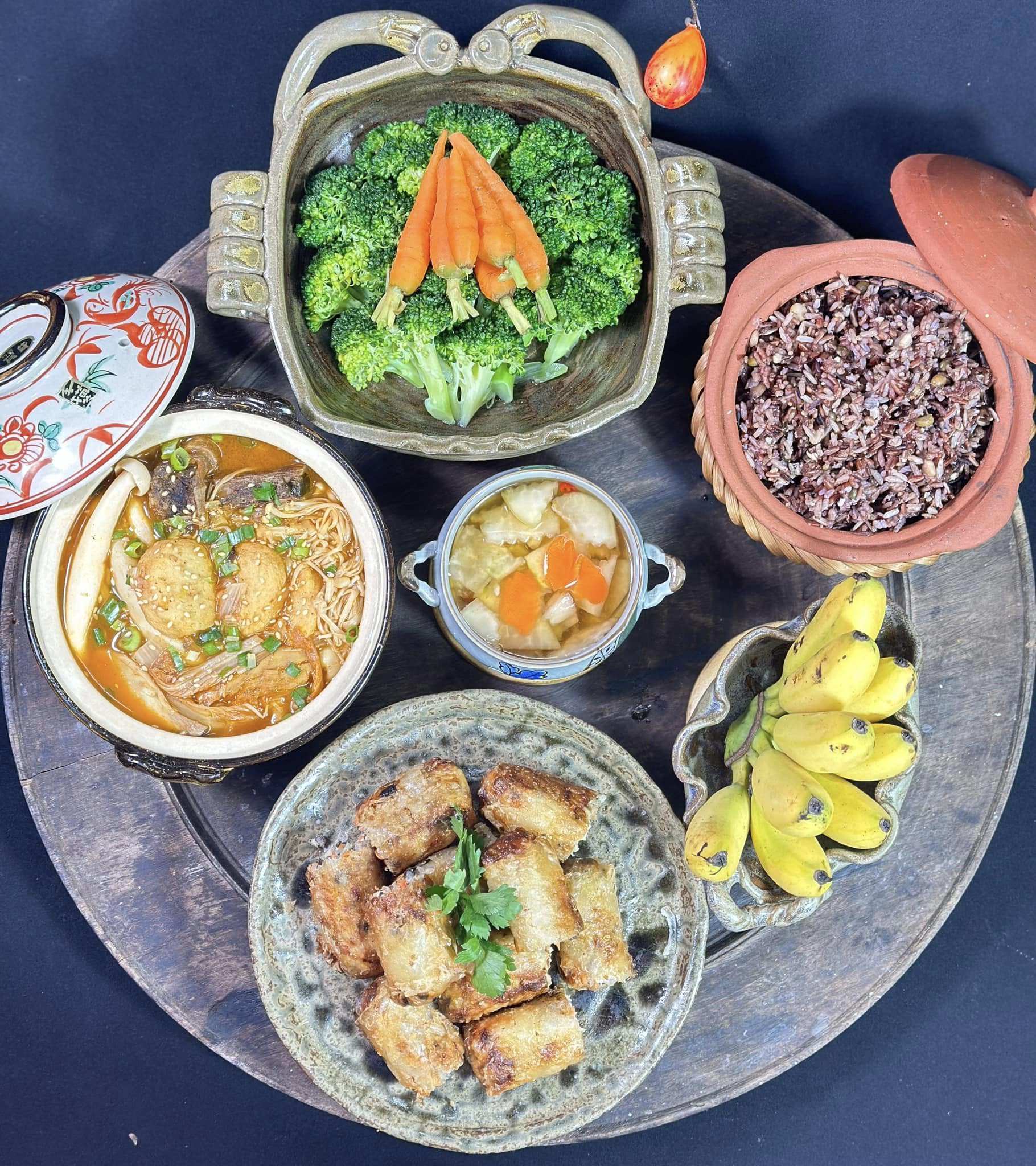 Nem rán, canh sườn bò kim chi, súp lơ - cà rốt luộc, chuối.