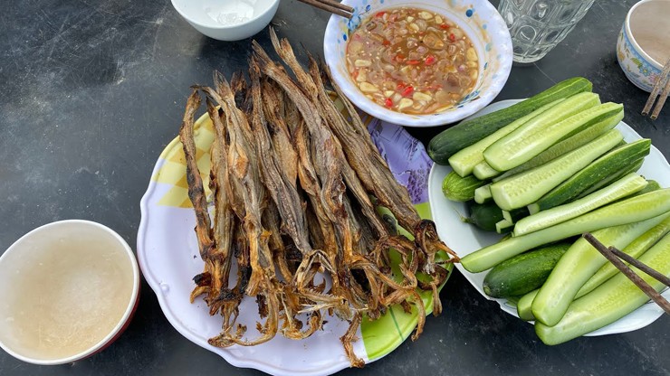 Trước đây, cá khoai có nhiều vô kể, nhưng vì thịt nhão và nhanh ươn nên nó từng vị chê lên chê xuống. Từ khi làm thành khô cá khoai, loại cá này được ưa chuộng hơn hẳn.
