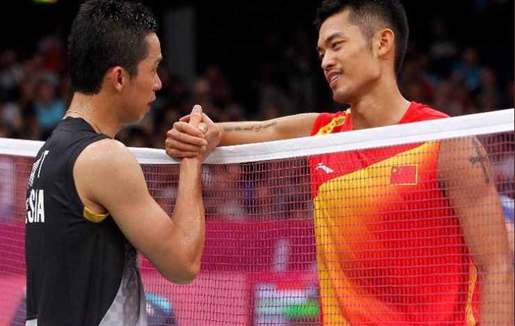 Lin Dan (bên phải) đấu với đối thủ cũ Hidayat (bên trái) vào ngày 29/12