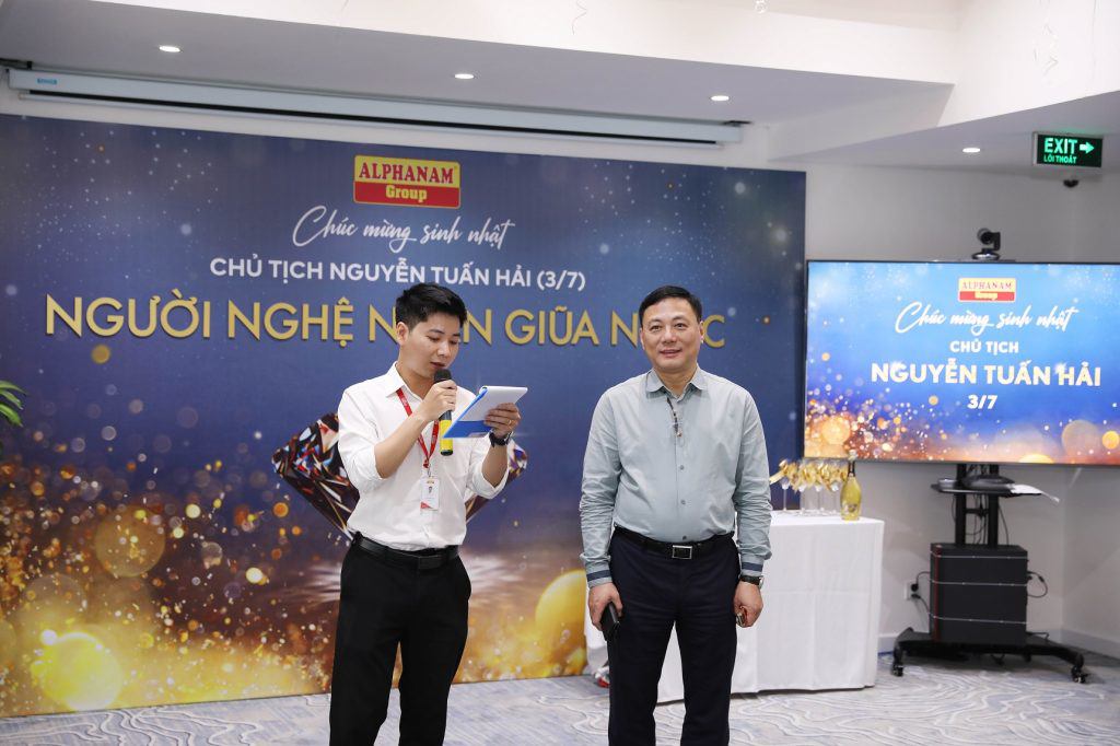 Ông Nguyễn Tuấn Hải (bên phải) – Chủ tịch Alphanam Group