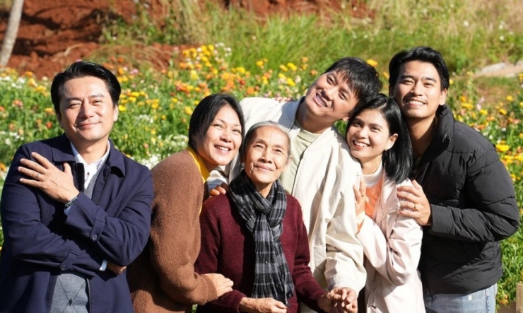 Tác phẩm xoay quanh bà Hai (Thanh Hiền), người mẹ đơn thân nuôi 5 đứa con thành tài. Khi trưởng thành, họ bận rộn mưu sinh quên trách nhiệm chăm lo mẹ, nhưng sau biến cố, họ nhận ra giá trị tình thân. Trấn Thành là "ông hoàng phòng vé" dịp Tết, trong khi Lý Hải thống trị các dịp lễ 30/4-1/5. Anh và bà xã Minh Hà đang chuẩn bị khởi quay "Lật mặt 8", quy tụ dàn diễn viên đông đảo nhất từ trước tới nay.