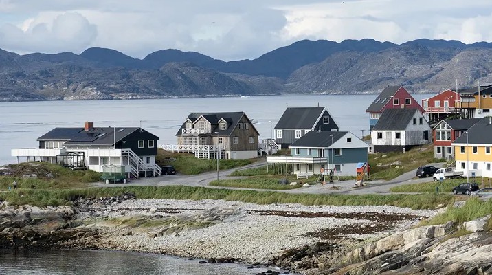 Những ngôi nhà trên bờ biển ở Nuuk, Greenland. Ảnh: Getty Images