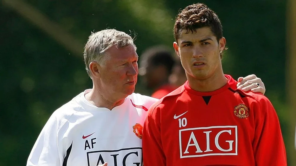 Ronaldo xem Sir Alex Ferguson là người cha thứ hai của anh. ẢNH: BRADLEY ORMESHER