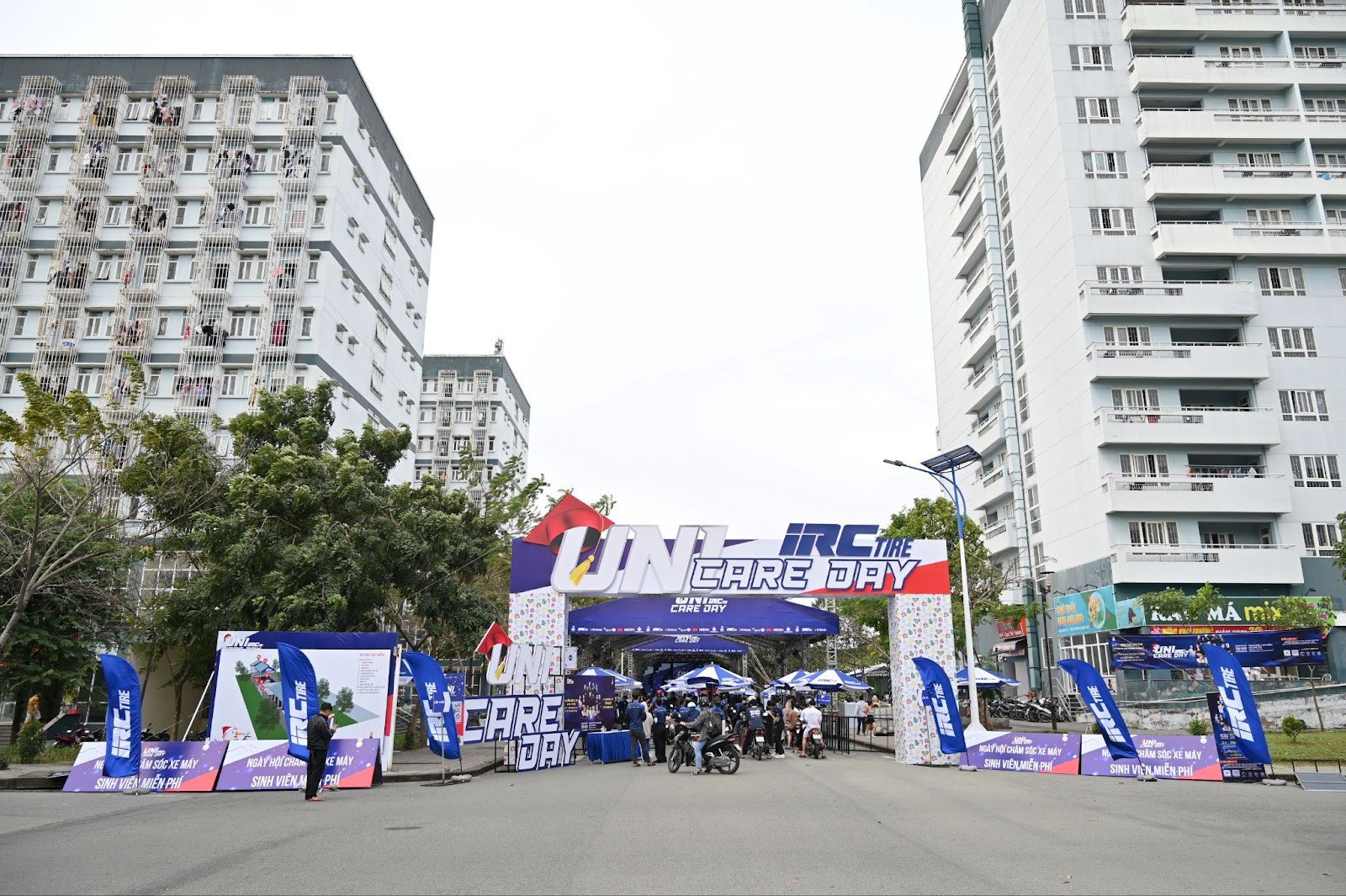 Phạm Đình Thái Ngân "đổ bộ" Uni Care Day, chăm sóc miễn phí 1.200 xe máy cho sinh viên KTX Đại học Quốc gia TP. HCM - 1