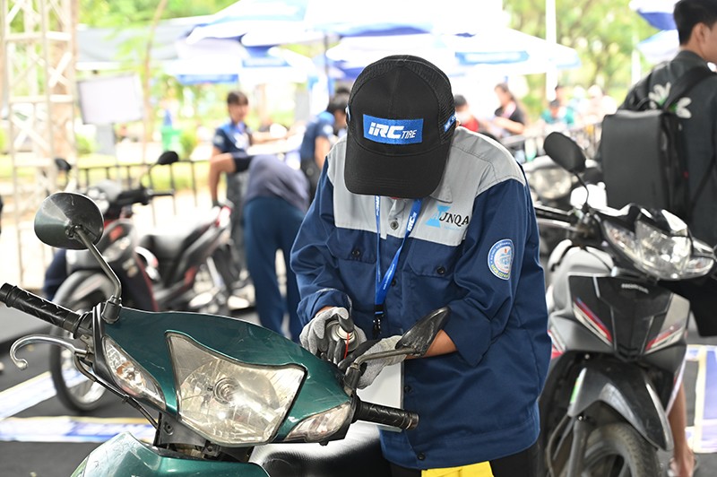 Phạm Đình Thái Ngân "đổ bộ" Uni Care Day, chăm sóc miễn phí 1.200 xe máy cho sinh viên KTX Đại học Quốc gia TP. HCM - 2