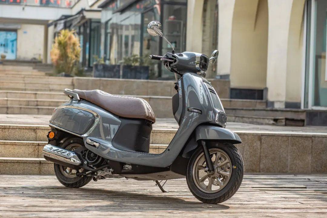 Suzuki US125 nổi bật với phong cách cổ điển.