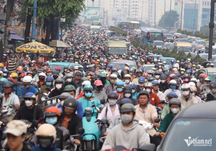 Giờ cao điểm sáng 27/12, tuyến đường Trường Chinh, qua địa bàn quận 12 với quận Tân Phú, theo hướng vào trung tâm TPHCM xảy ra kẹt xe kéo dài. Theo Phòng Cảnh sát giao thông Công an TPHCM, sáng nay lúc hơn 5h sáng có xảy ra vụ tai nạn giao thông chết người tại giao lộ Trường Chinh - Tây Thạnh. Lực lượng chức năng phong tỏa hiện trường để xử lý nên dẫn đến ùn ứ xe