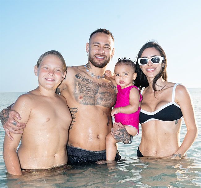 Neymar bên bạn gái, bé Mavie và con trai riêng của anh. Ảnh: Instagram Bruna Biancardi