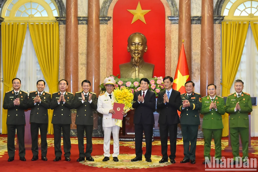 Chủ tịch nước Lương Cường cùng các đại biểu tặng hoa chúc mừng Thượng tướng Lê Quốc Hùng. Ảnh: NHÂN DÂN