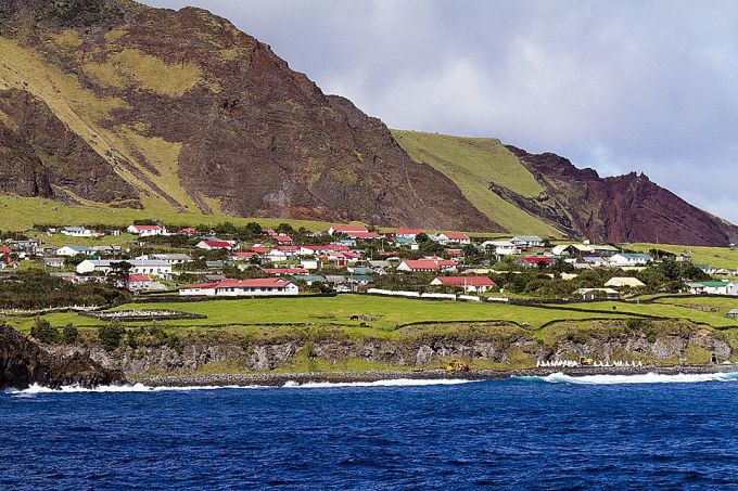 Đảo Tristan da Cunha nhìn từ ngoài khơi. Ảnh: Travel Images