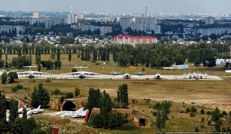 Loạt máy bay quân sự Nga đỗ tại căn cứ Voronezh Malshevo. Ảnh: Kyiv Post.