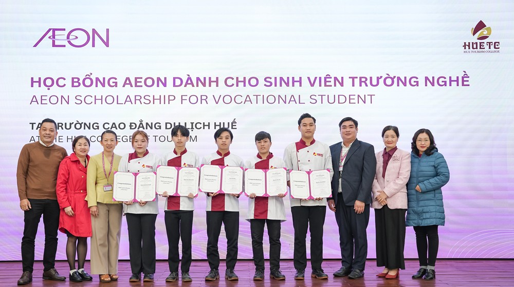 Đại diện AEON Việt Nam trao học bổng cho sinh viên tại Trường cao đẳng du lịch Huế