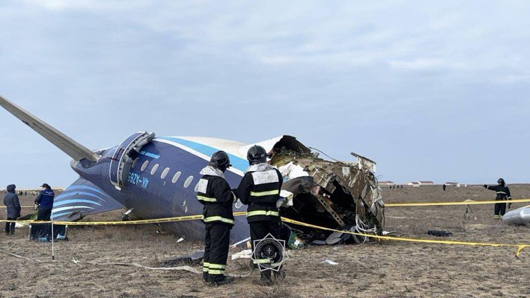 Hiện trường vụ máy bay rơi Embraer E190 (ảnh: RT)