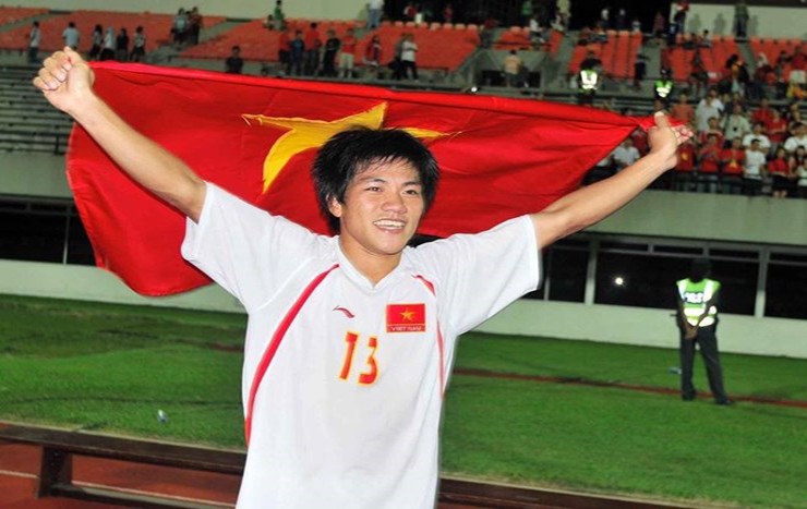 Nguyễn Quang Hải ghi bàn vào lưới Singapore tại bán kết AFF Cup 2008