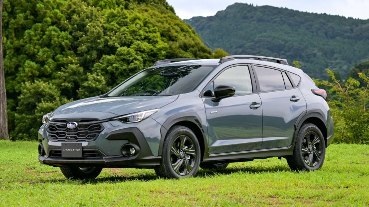 14. Subaru Crosstrek đời 2024 có giá niêm yết 26.540 USD (675 triệu đồng), có diện mạo đẹp mắt hơn các thế hệ trước. Xe trang bị động cơ 2.0L dưới ca-pô, cho công suất tối đa 152 mã lực. Mẫu xe này trang bị gói công nghệ hỗ trợ lái xe EyeSight và hệ dẫn động toàn bánh.
