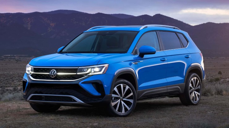 9. Volkswagen Taos có giá niêm yết 25.420 USD (646,5 triệu đồng), là một lựa chọn cực tốt trong phân khúc SUV giá mềm. Mẫu xe này trang bị động cơ tăng áp 1.5L, đi kèm với hộp số tự động 8 cấp, truyền lực tới bánh sau. Các công nghệ hỗ trợ lái xe gồm theo dõi điểm mù và phanh khẩn cấp tự động. Cabin xe gồm màn hình thông tin 8.0-inch và màn hình trung tâm 6.5-inch.
