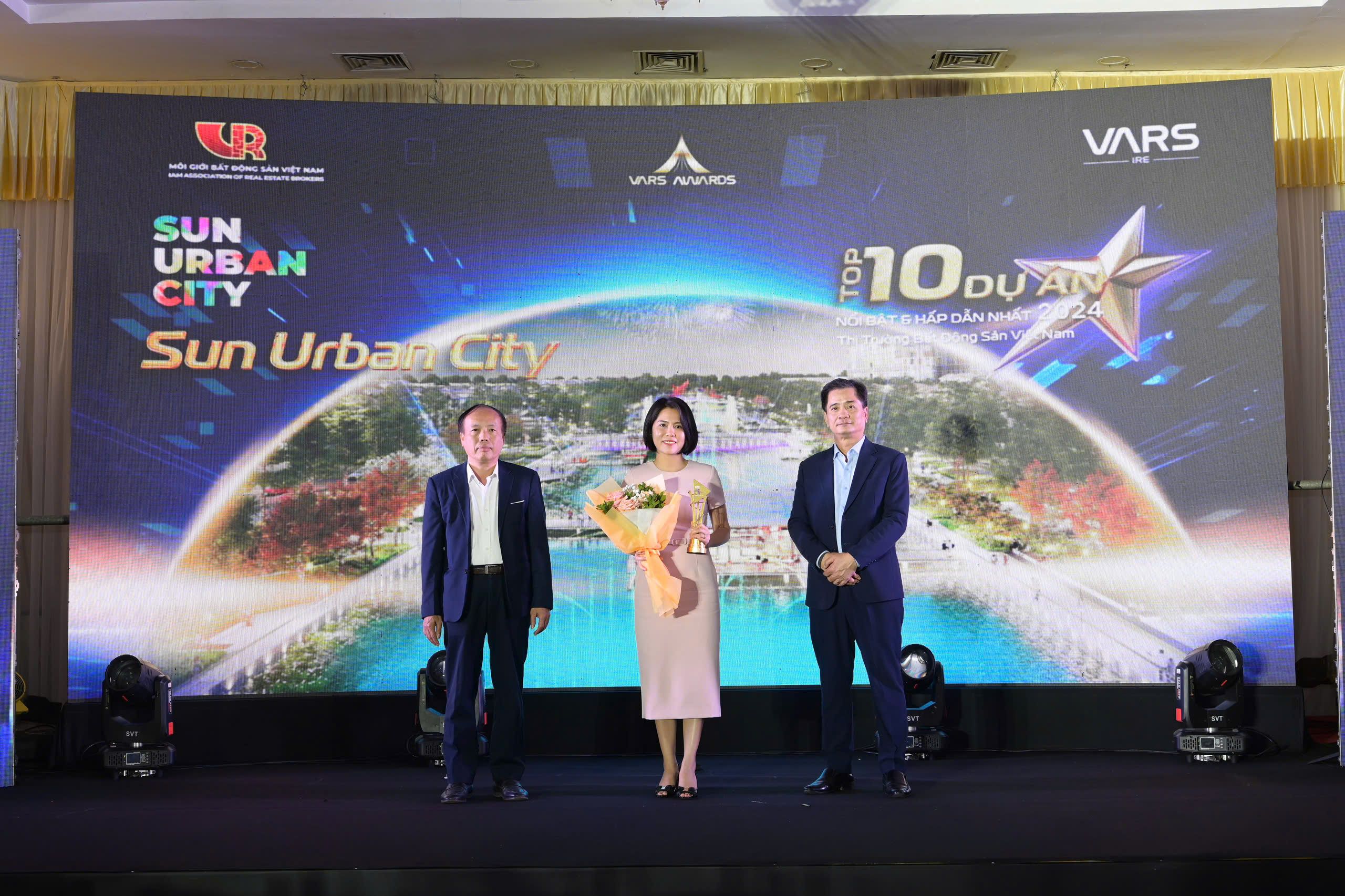 Đại diện Sun Property nhận cúp vinh danh dự án nổi bật nhất thị trường 2024 cho Sun Urban City Hà Nam. Ảnh Hoàng Minh