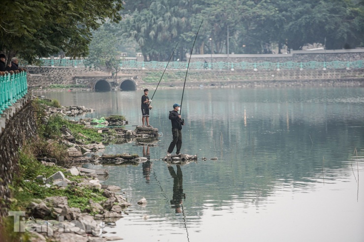 Hàng nghìn bát hương, đồ thờ ngập kín ven hồ Tây - 5