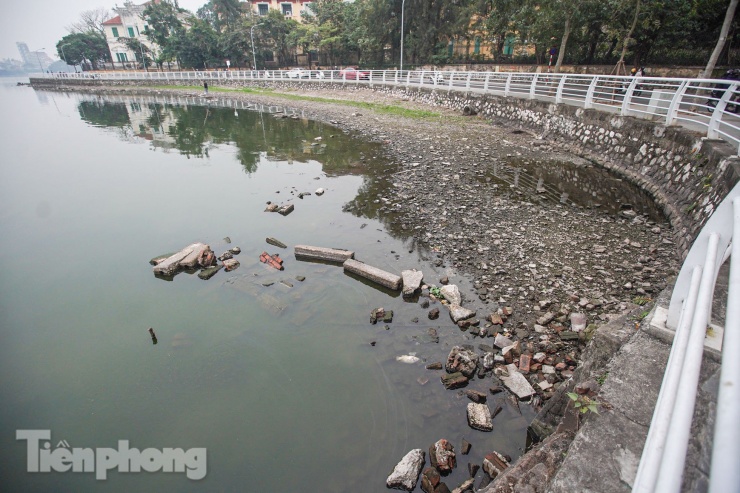 Hàng nghìn bát hương, đồ thờ ngập kín ven hồ Tây - 12