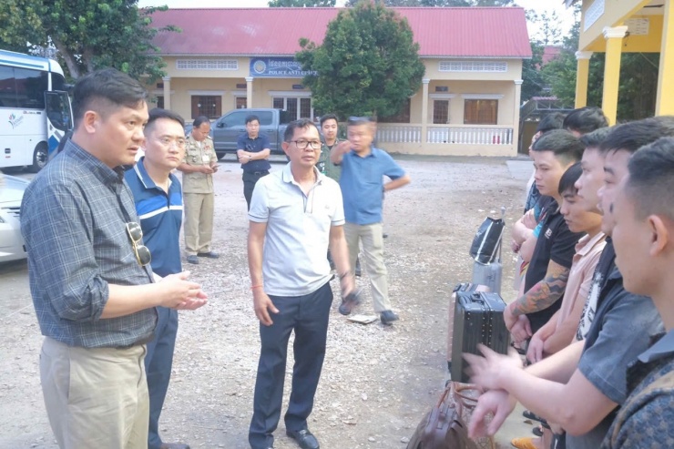 Đại tá Phạm Hải Đăng, Phó giám đốc Công an Lai Châu (ngoài cùng bên trái) chỉ đạo phá án tại Vương quốc Campuchia. Ảnh: Đoàn Dương