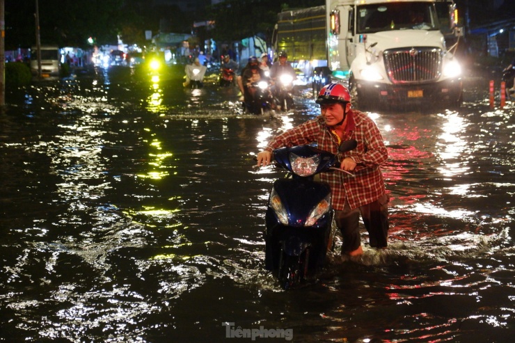 Cơn mưa lớn kéo dài suốt nhiều giờ khiến một loạt tuyến đường ở quận Bình Tân, TPHCM xảy ra tình trạng ngập úng. Hình ảnh ghi nhận tại đường Hồ Học Lãm (quận Bình Tân).