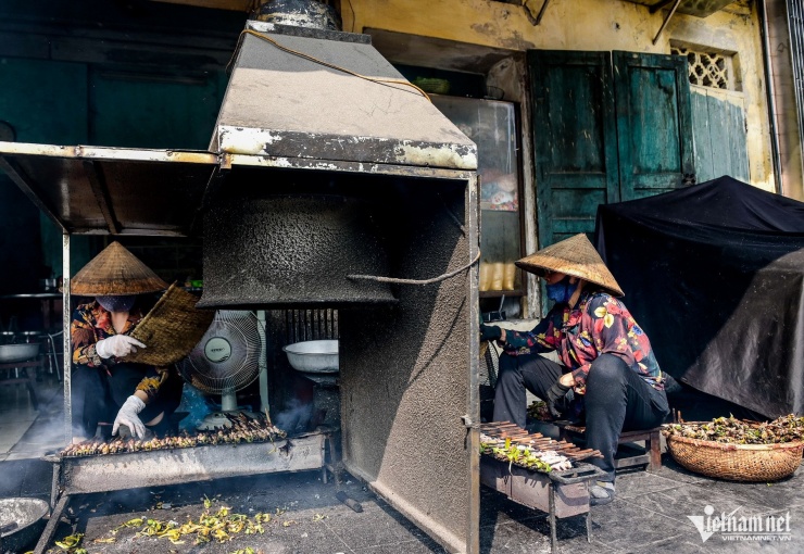 Bà Trần Thị Yến (64 tuổi), cháu cụ Chín đang dần tiếp quản quán