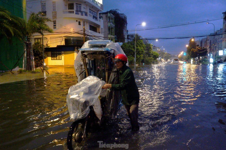 TPHCM: Mưa lớn như trút nước, đường phố, hầm chui ngập úng, xe &#39;chết máy&#39; la liệt - 5