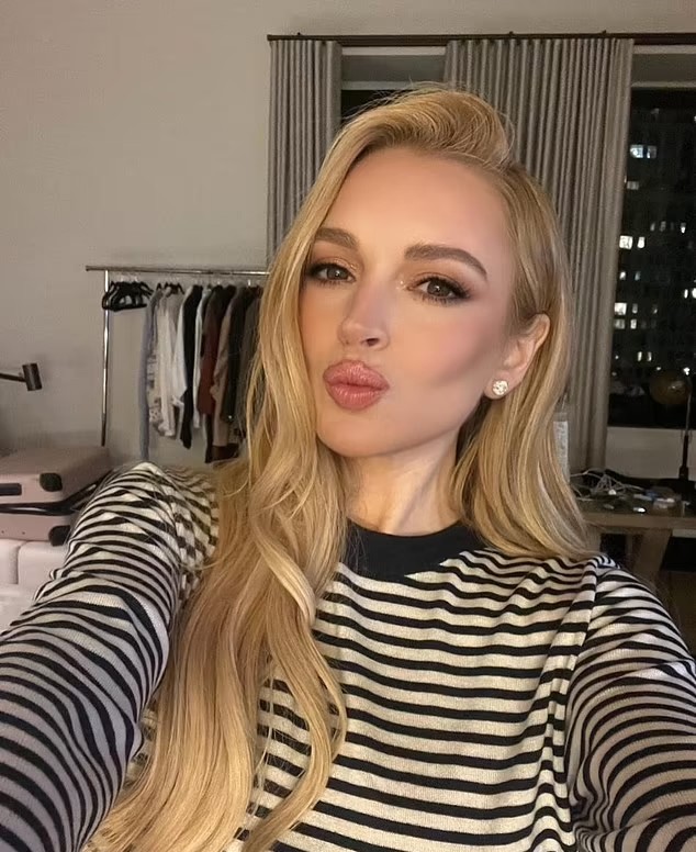 Lindsay khoe ảnh selfie trên Instagram.