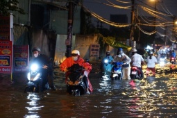 TPHCM: Mưa lớn như trút nước, đường phố, hầm chui ngập úng, xe 'chết máy' la liệt