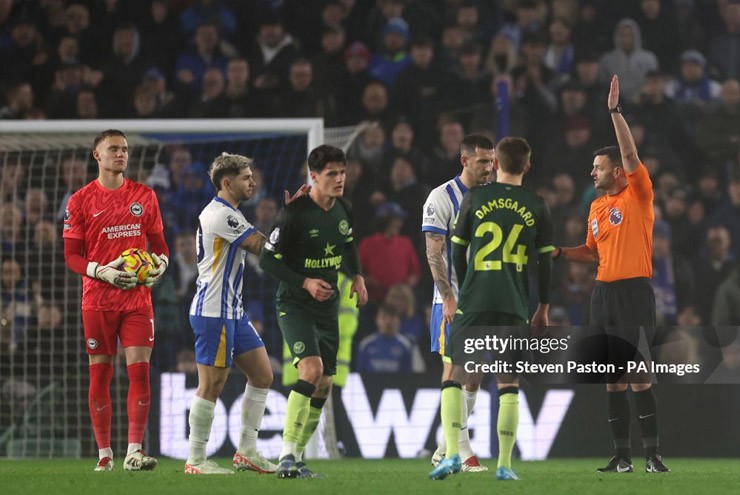 VAR vào cuộc khiến Brentford mất bàn thắng