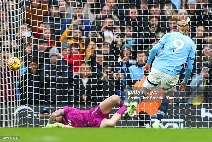 Pickford chơi chiêu cản penalty của Haaland