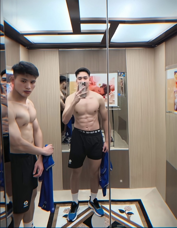 Bùi Hoàng Việt Anh và trung vệ Nguyễn Thanh Bình chụp selfie trong thang máy sau buổi tập gym. Thanh Bình sinh năm 2001, cao 1,83 m, nhỏ hơn Việt Anh hai tuổi và thấp hơn một cm.