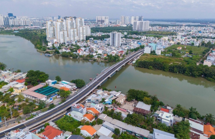 Cầu Phước Long trên đường Phạm Hữu Lầu, bắc qua rạch Phú Xuân, kết nối quận 7 với huyện Nhà Bè sẽ thông xe cuối tháng 12. Dự án khởi công năm 2020 nhưng do vướng mặt bằng nên tạm dừng gần 3 năm và được thi công trở lại vào cuối tháng 7/2023.