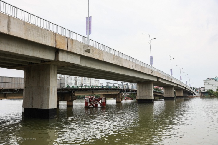 Tĩnh không cầu cao khoảng 7 m, giúp tàu thuyền di chuyển dễ dàng hơn.