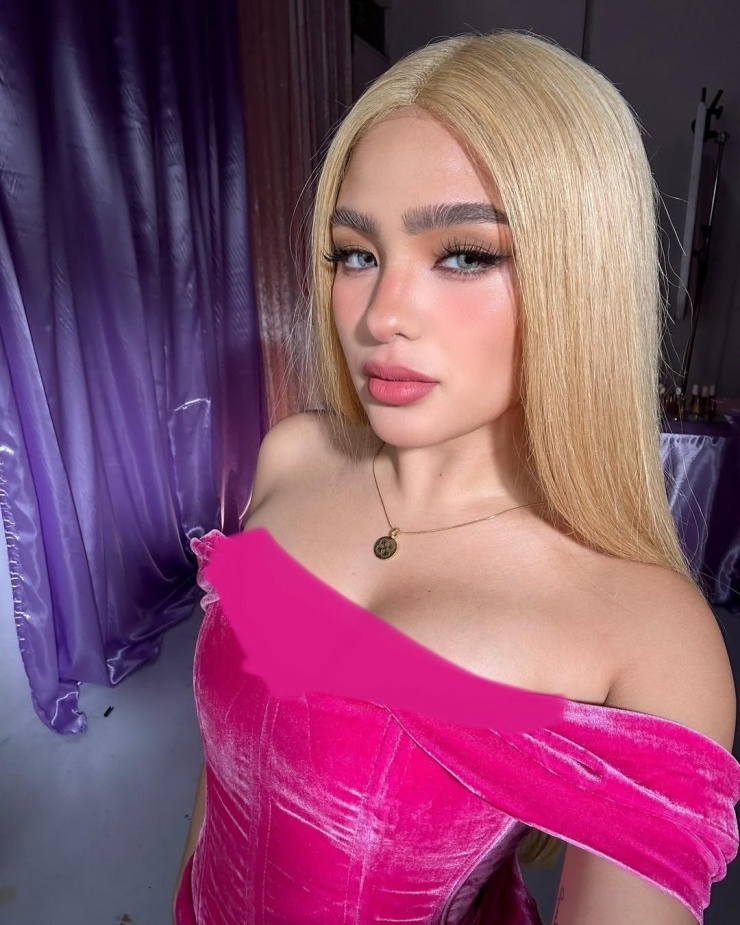 Cuối năm 2023, Andrea Brillantes trở thành chủ đề tìm kiếm nóng khi bị cho là người chen chân vào mối quan hệ 11 năm của cặp “tiên đồng ngọc nữ” Daniel Padilla và Kathryn Bernardo. Cộng đồng mạng lan đưa ra bằng chứng Kathryn hủy theo dõi em gái thân thiết Andrea sau khi thông tin chia tay lan truyền. Một số hình ảnh cho thấy Andrea Brillantes đi chơi riêng cùng Daniel Padilla trong thời gian còn yêu Kathryn Bernardo.