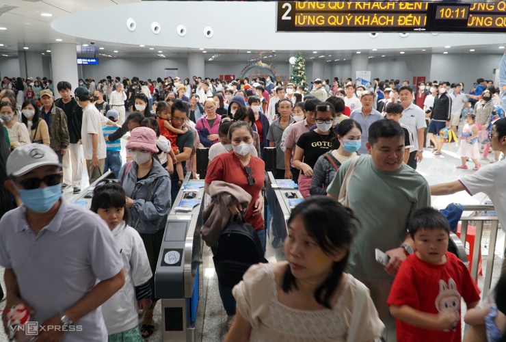 Đông nghịt người đi metro Bến Thành - Suối Tiên cuối tuần - 1