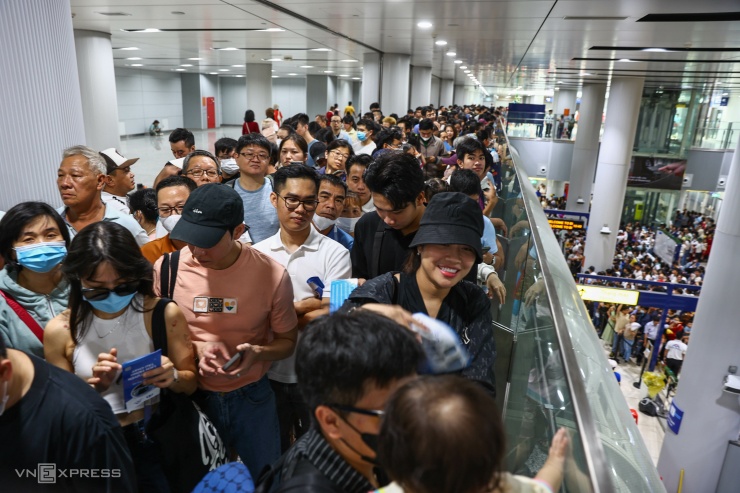 Lúc 10h, tại lối vào ga ngầm Bến Thành, quận 1 hàng nghìn người chờ lên metro trải nghiệm. Nhân viên tại ga phải chia dòng người thành các hàng để đảm bảo trật tự và dễ điều tiết.