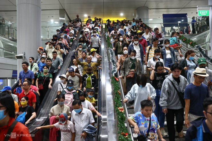 Đông nghịt người đi metro Bến Thành - Suối Tiên cuối tuần - 4