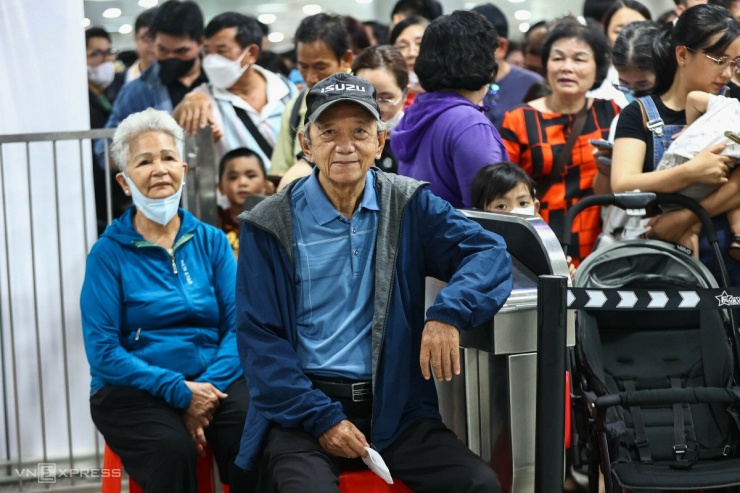 Vợ chồng ông Lê Văn Khanh ở quận 10, lần đầu đi metro đầu tiên của thành phố. Ông được nhân viên tại ga ngầm Bến Thành cho chỗ ngồi ưu tiên trong lúc xếp hàng. "Hai vợ chồng được con gái chở tới đây, không nghĩ sau một tuần vận hành mà vẫn đông quá trời. Dù đợi khá lâu nhưng tôi rất háo hức chờ lên tàu", người đàn ông 78 tuổi nói.