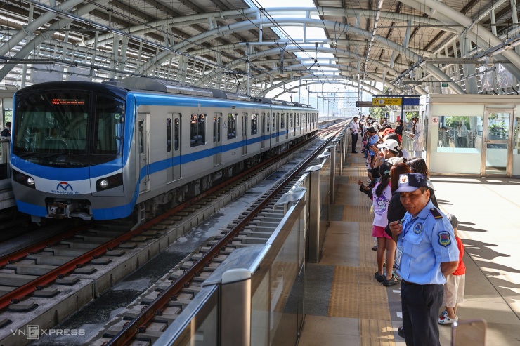 Đông nghịt người đi metro Bến Thành - Suối Tiên cuối tuần - 12