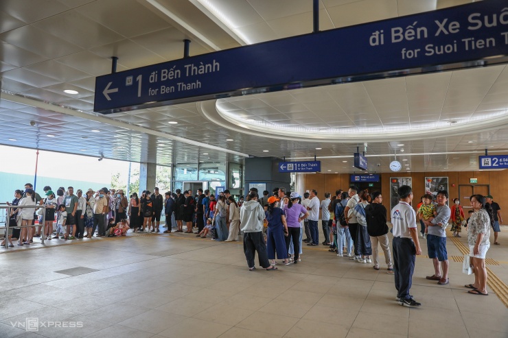 Tại ga trên cao Bình Thái, đông người đổ ra khu vực tàu di chuyển để chờ lên tàu. Ở tầng dưới, hàng dài người xếp hàng chờ, nhân viên điều tiết mỗi lần khoảng 50-70 người lên tàu. Các ga trên cao khác cũng trong tình trạng tương tự.