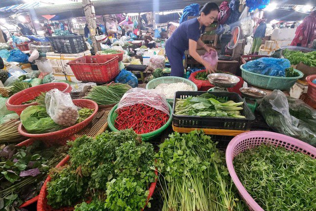 Đà Nẵng: Rau xanh tăng giá vùn vụt, cả người dân và hàng quán đều 'khóc ...