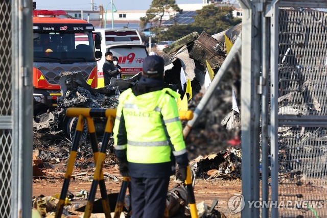 Hiện trường vụ tai nạn máy bay của hãng hàng không Jeju Air hôm 29-12. Ảnh: Yonhap News