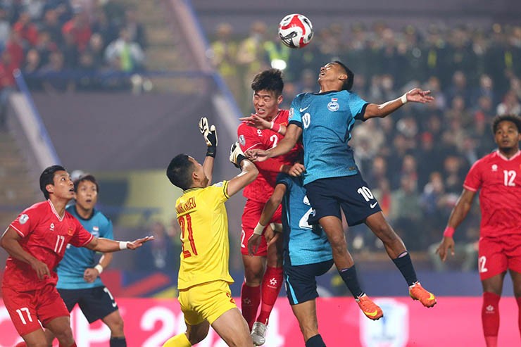 ĐT Việt Nam đấu Singapore: Ngỡ ngàng 3 tình huống VAR, penalty xác đáng - 1