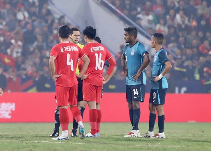 ĐT Việt Nam đấu Singapore: Ngỡ ngàng 3 tình huống VAR, penalty xác đáng - 4