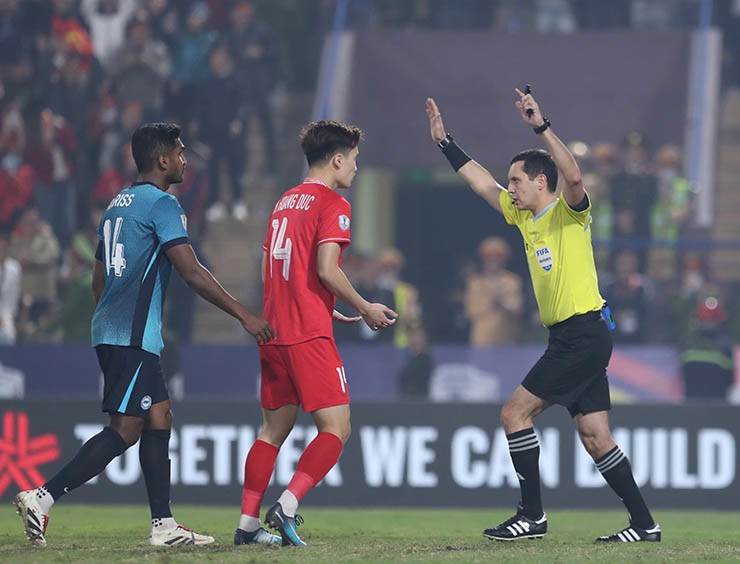 ĐT Việt Nam đấu Singapore: Ngỡ ngàng 3 tình huống VAR, penalty xác đáng - 9