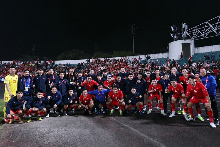 Sau chiến thắng 3-1 trước Singapore ở bán kết lượt về AFF Cup, các tuyển thủ Việt Nam cùng ban huấn luyện chụp chung bức ảnh ăn mừng thắng lợi