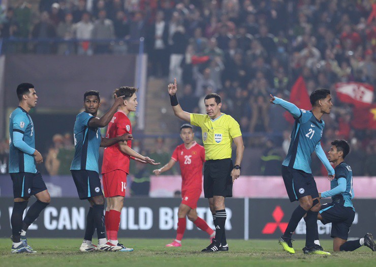 ĐT Việt Nam đấu Singapore: Ngỡ ngàng 3 tình huống VAR, penalty xác đáng - 3