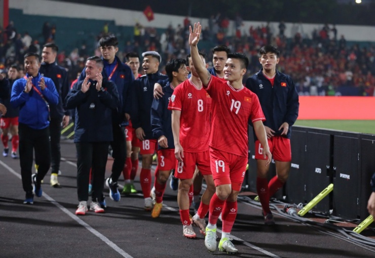 Thắng Singapore với tổng tỷ số 5-1 sau hai lượt trận bán kết, tuyển Việt Nam giành vé vào chung kết hoàn toàn thuyết phục. Đối thủ của Quang Hải và đồng đội ở chung kết sẽ là Thái Lan hoặc Philippines. Ở trận bán kết lượt đi, Philippines bất ngờ giành chiến thắng 2-1 trước Thái Lan trên sân nhà.